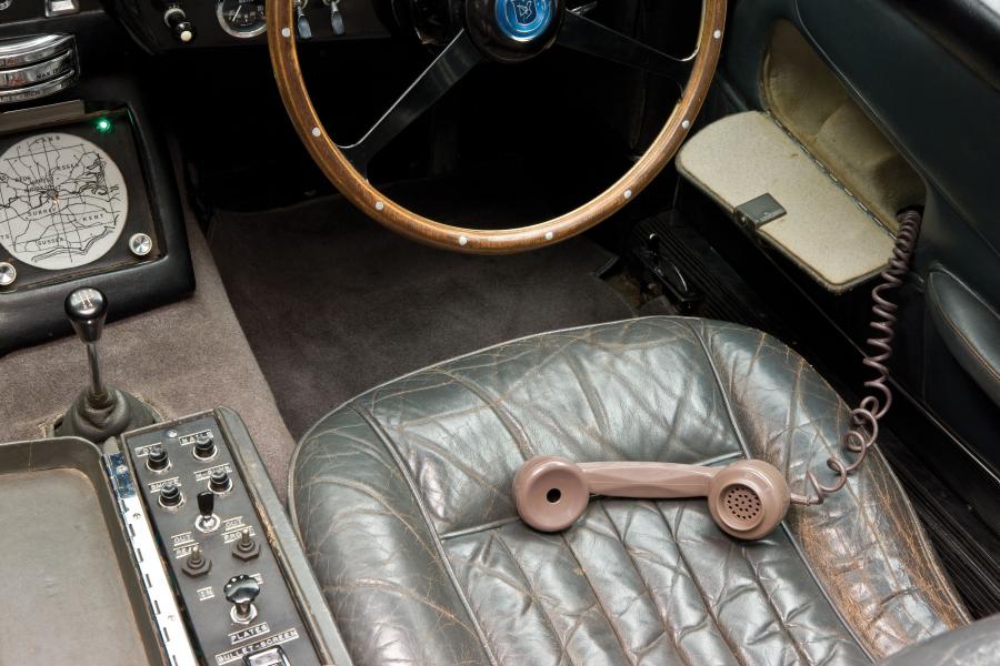 Детали интерьера Aston Martin DB5 James Bond Edition 1964 года  (фото 45 из 97)